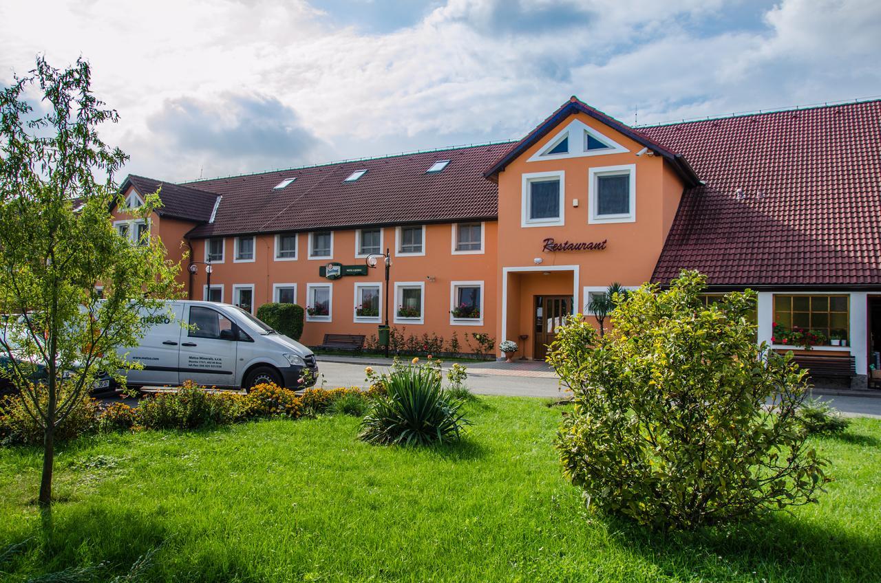 Hotel U Jezera Velky Osek Экстерьер фото