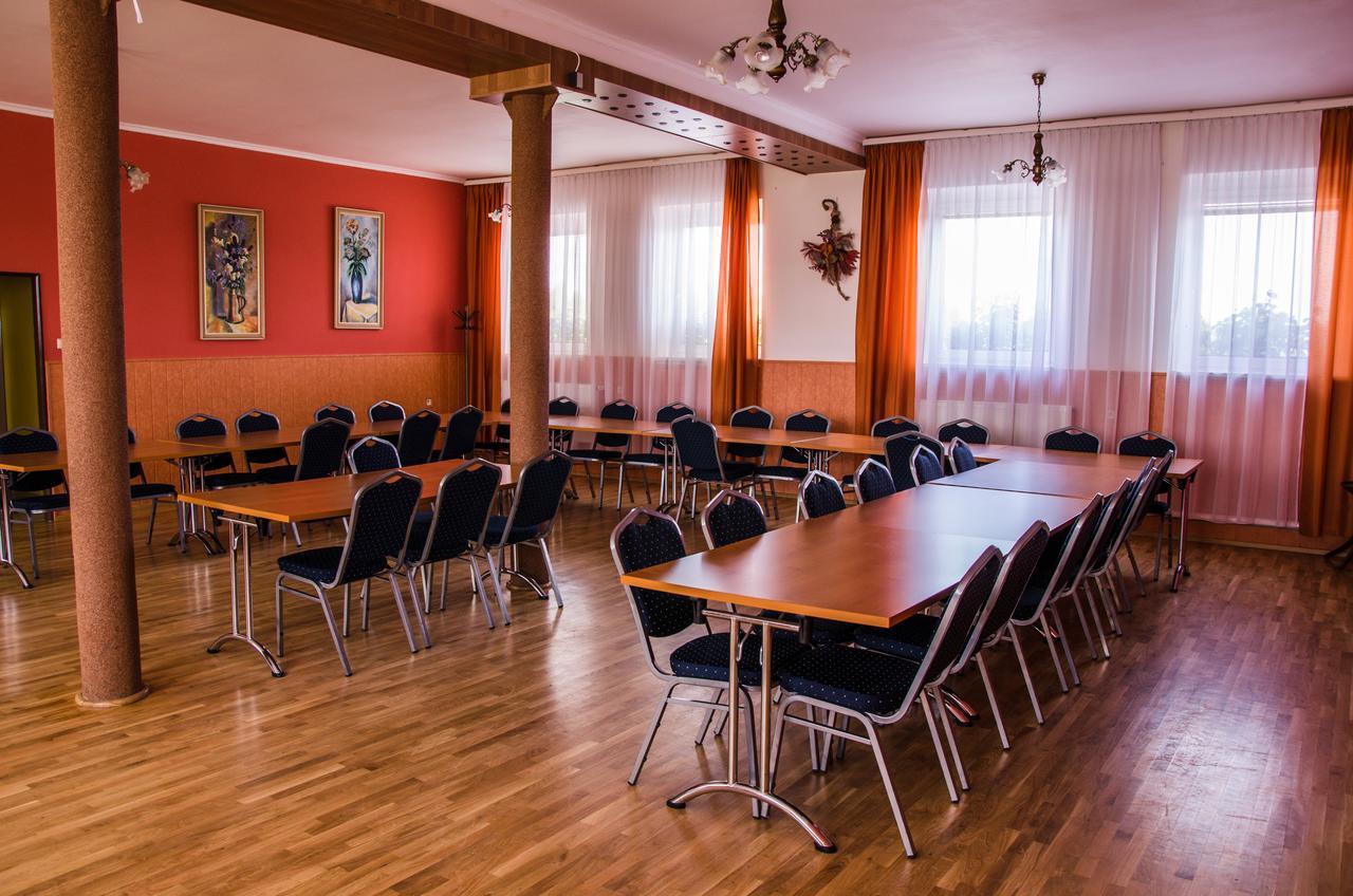 Hotel U Jezera Velky Osek Экстерьер фото